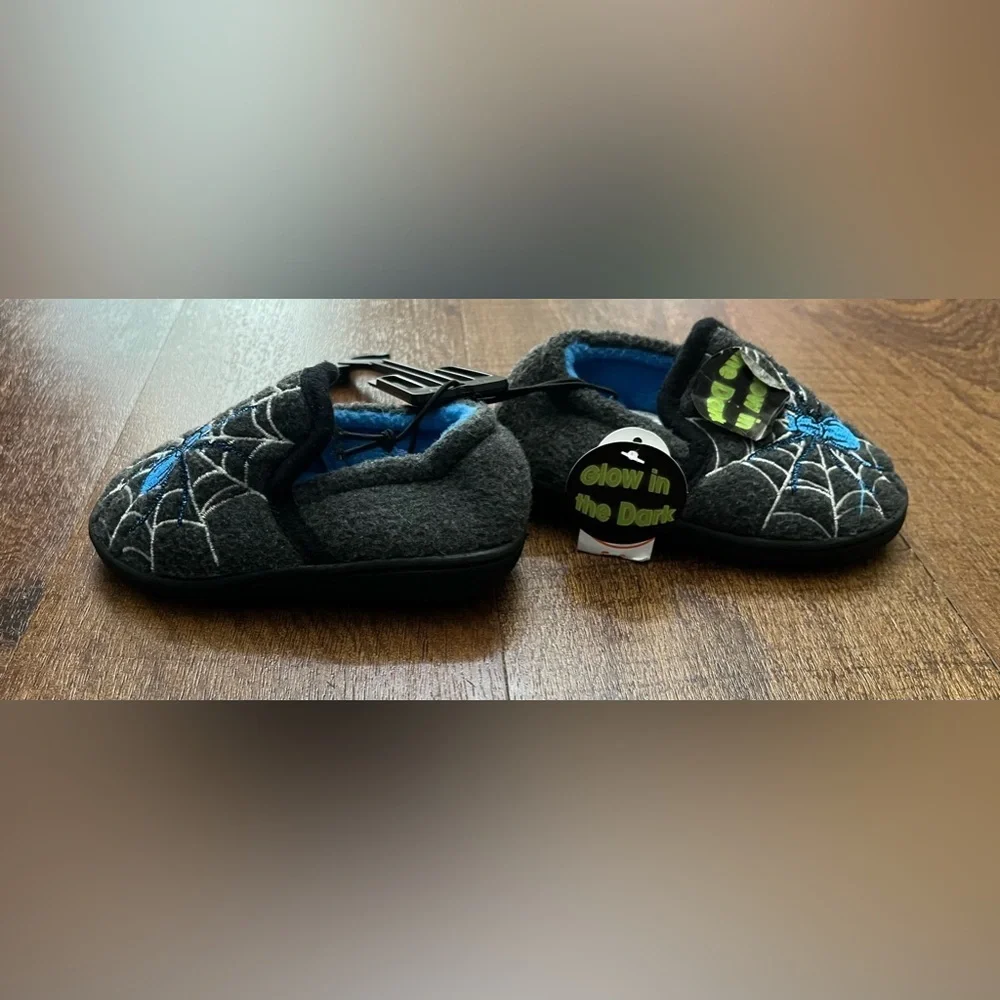 NWT baby toddler boy glow in the dark spider slippers Sz 5/6